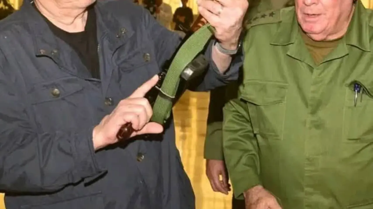 Silvio recibe un AKM del Gobierno cubano y se muestra dispuesto a utilizarlo ante