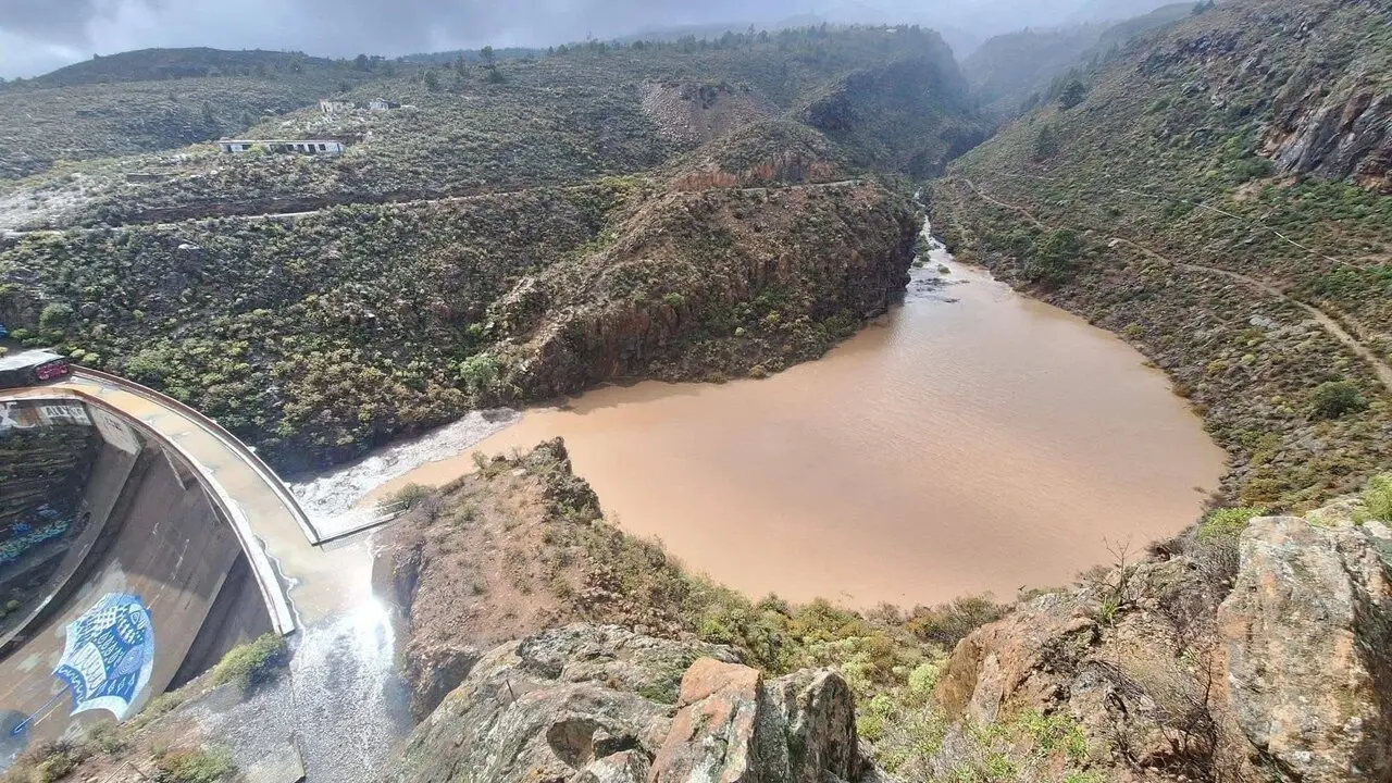 La presa del R&iacute;o, a tope de agua, pero pronto ser&aacute; un espejismo