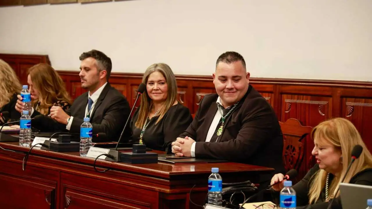Valido y Santana, sentados junto a sus otros tres compa&ntilde;eros en el pleno