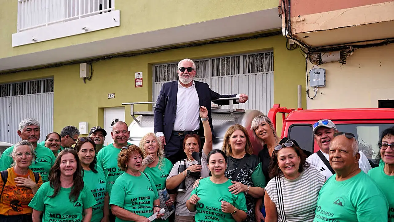 Mohamed entrega el cami&oacute;n cisterna a los vecinos