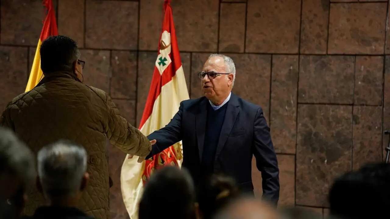 Curbelo en una reuni&oacute;n con las asociaciones y clubes de la isla