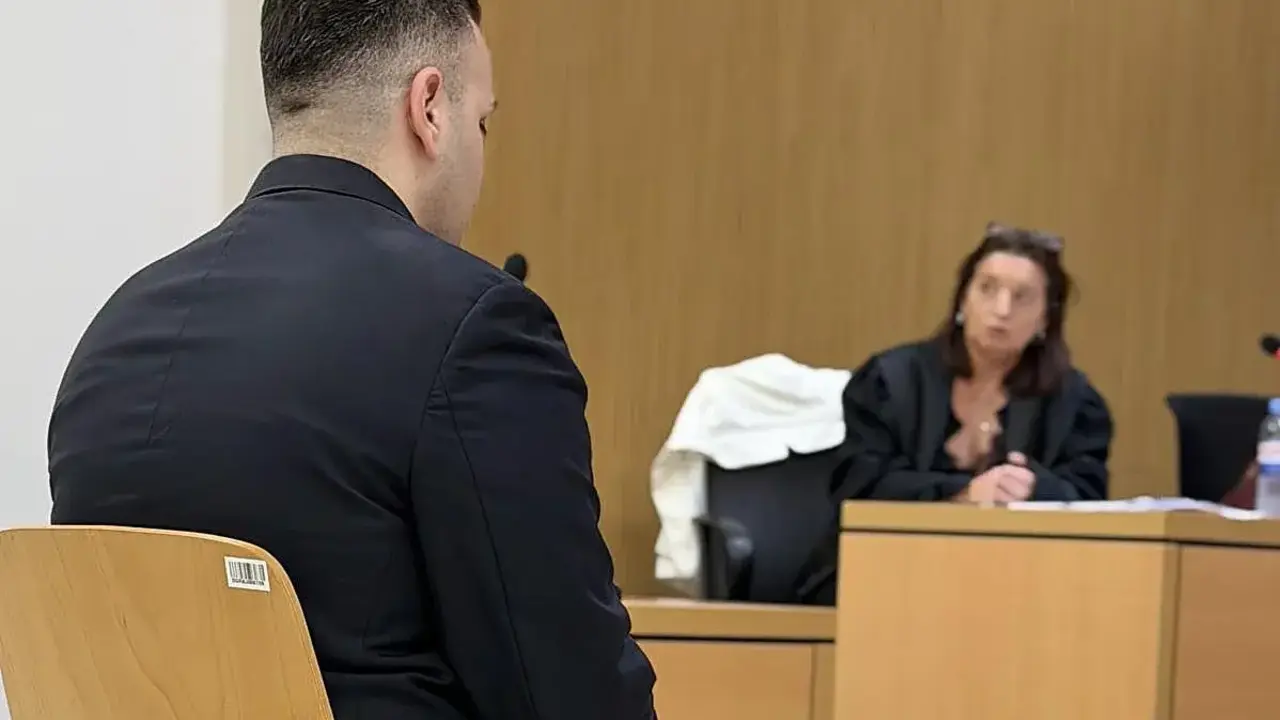 El m&eacute;dico detenido tras su declaraci&oacute;n el pasado mes de febrero. / Canarias 7
