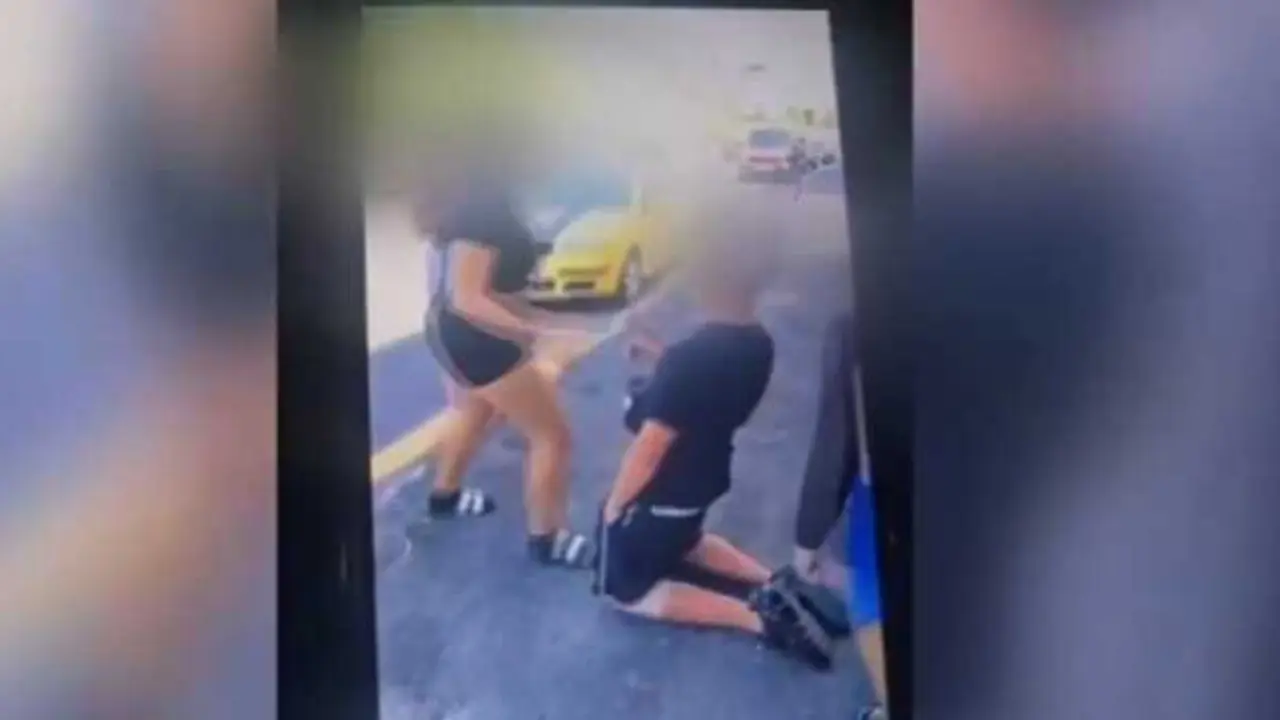 Imagen extra&iacute;da del v&iacute;deo donde una menor le pega a la v&iacute;ctima arridillada.