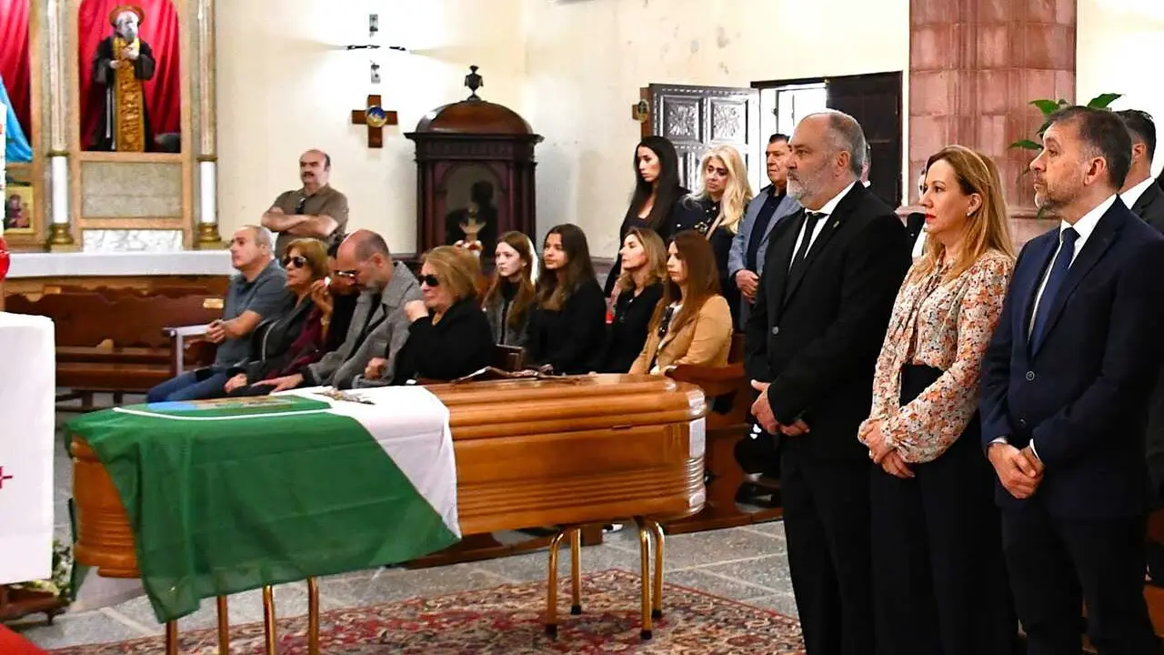 Autoridades y familiares ante el f&eacute;retro con la bandera del municipio del que fue alcalde durante 21 a&ntilde;os (1962-1983).