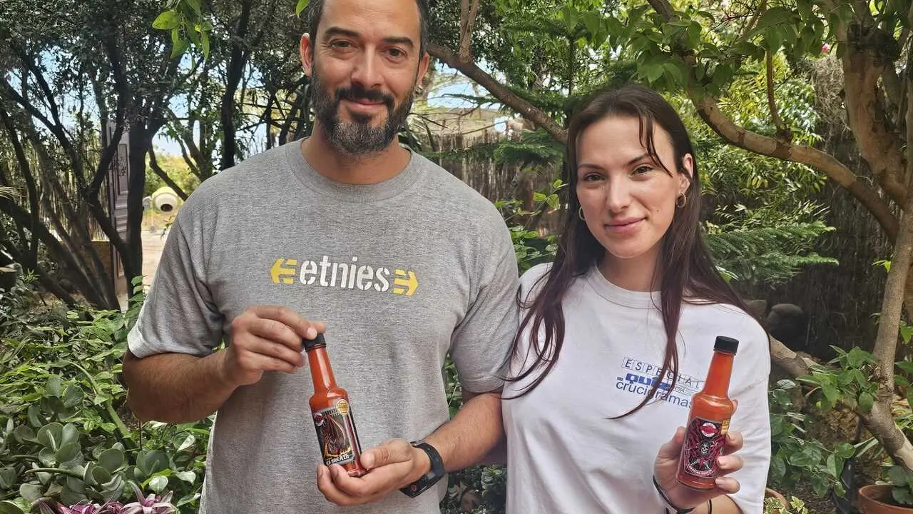 Antonio y Estefan&iacute;a, con las dos salsas premiadas en 2024 y 2025.  Norchi