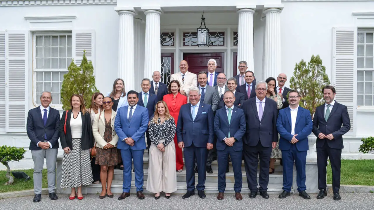 El Cuerpo Consular Acreditado en Santa Cruz de Tenerife junto a la presidenta del Cabildo de Tenerife, el presidente del Cabildo de La Palma, el vicepresidente 2&ordm; del Cabildo de El Hierro y el vicepresidente 4&ordm; del Cabildo de La Gomera