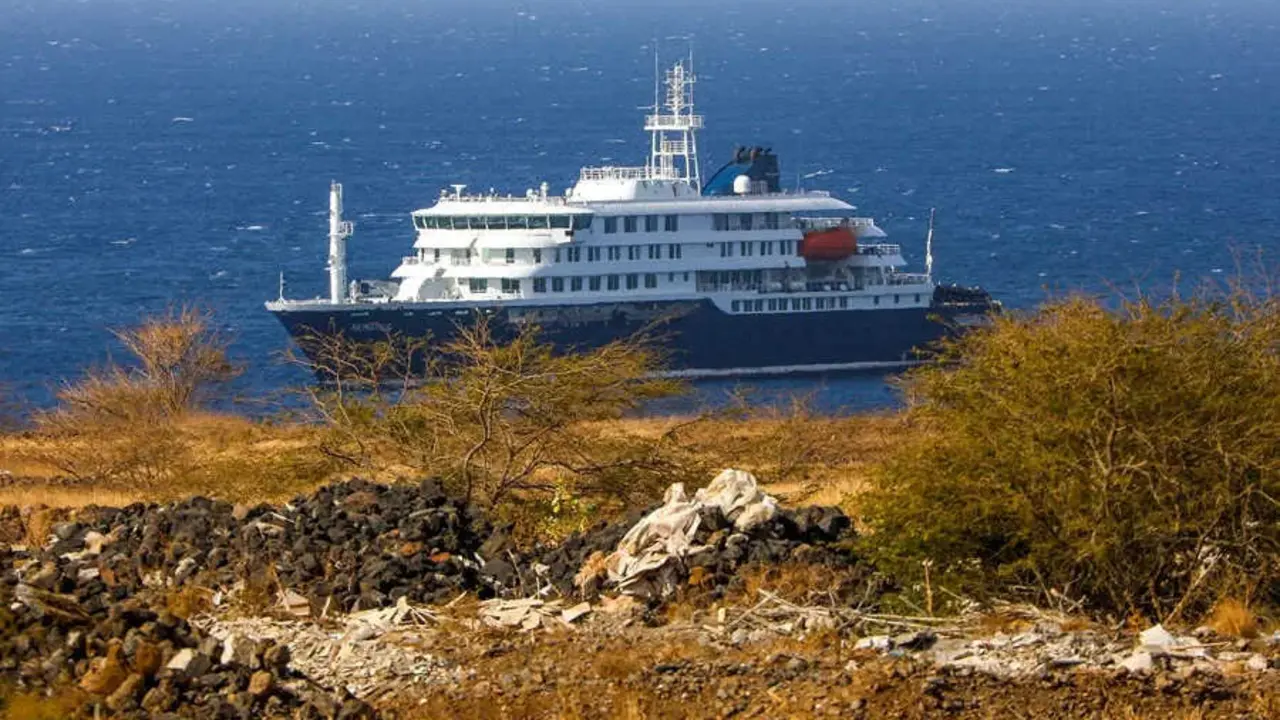 El barco sigue hoy, 5 de mayo, anclado frente a Cabo Verde