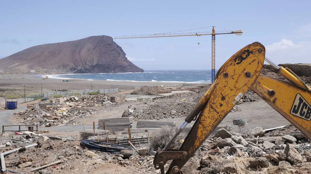 Palas en la construcci&oacute;n del Hotel La Tejita
