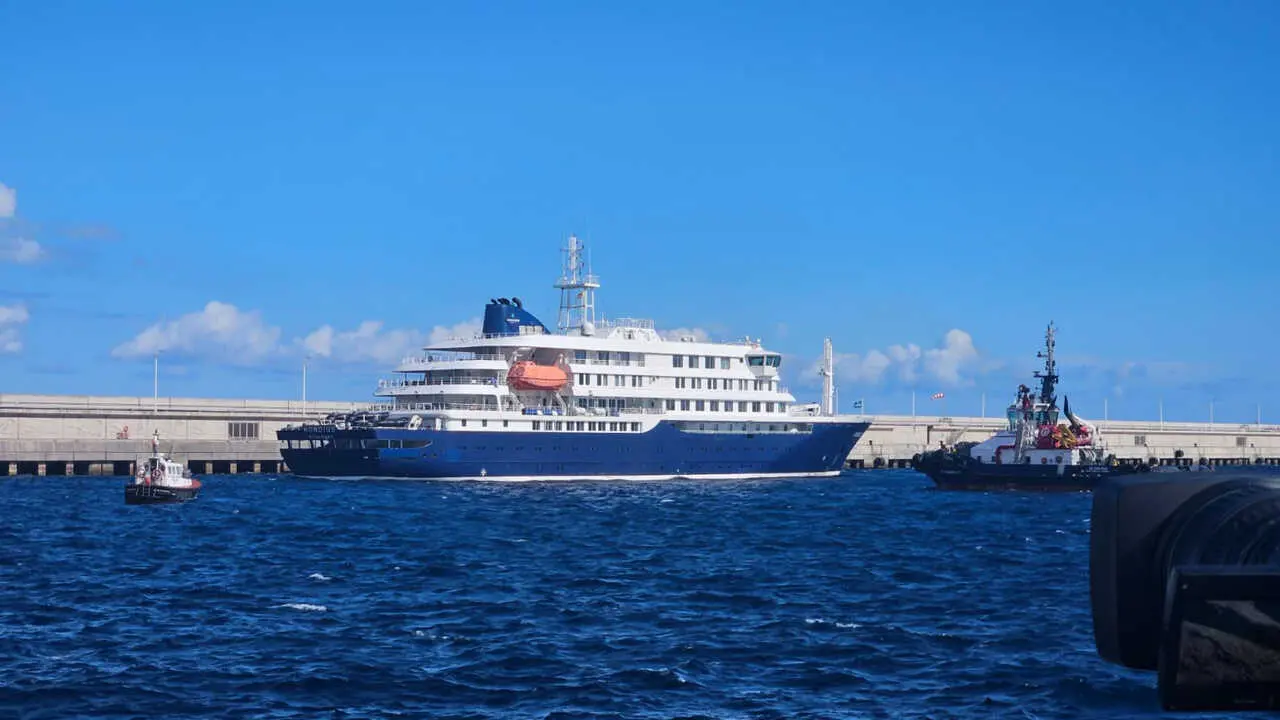 El MV Hondius atracado en el puerto de Granadilla