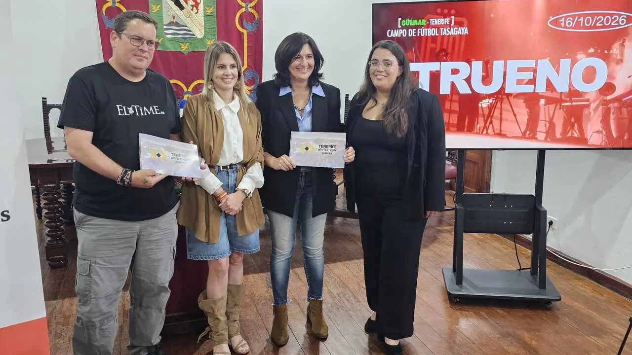 Luisi Castro y Raquel D&iacute;az, junto a los organizadores del concierto de Trueno. / Norchi