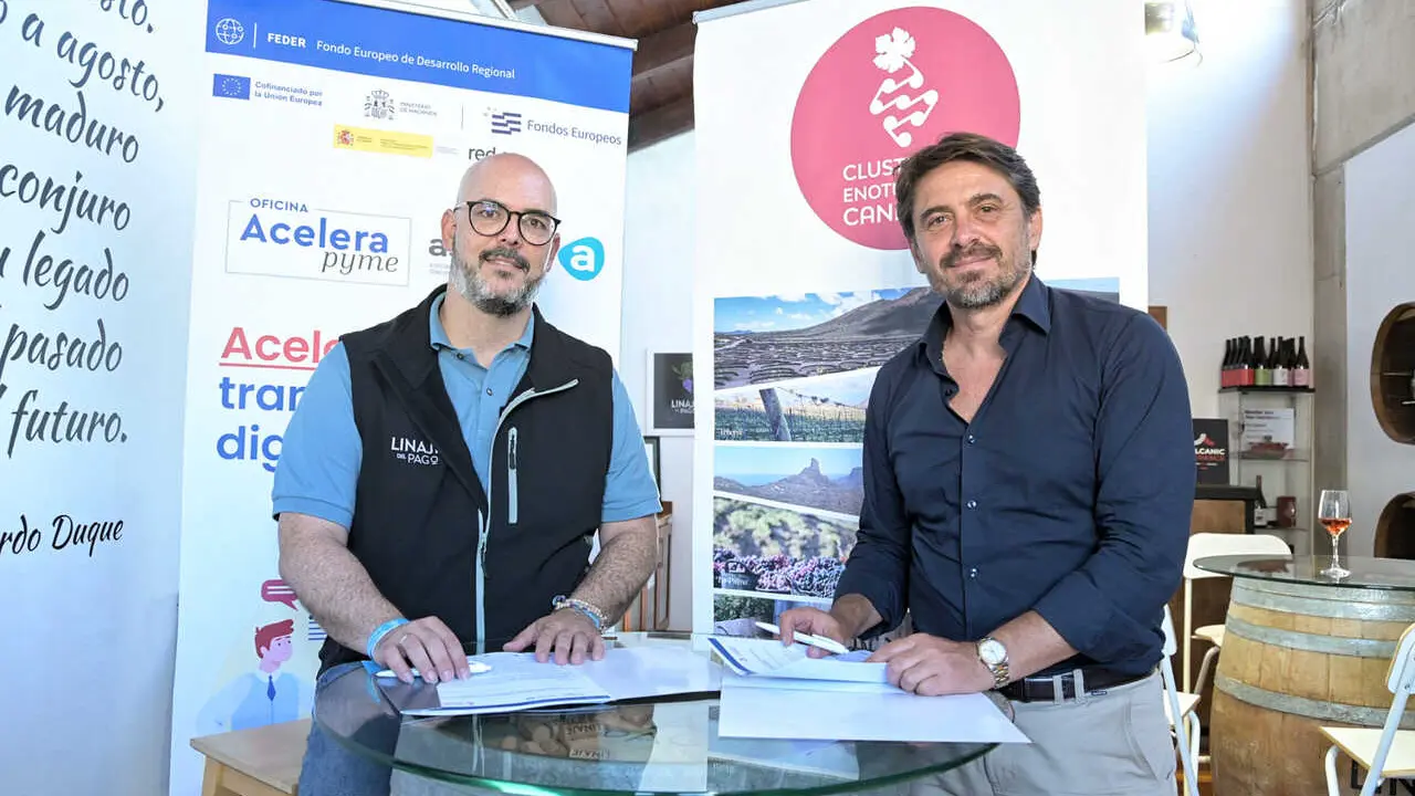 Jos&eacute; Mar&iacute;a G&oacute;mez (i) y Jorge Marichal, durante la firma del convenio.