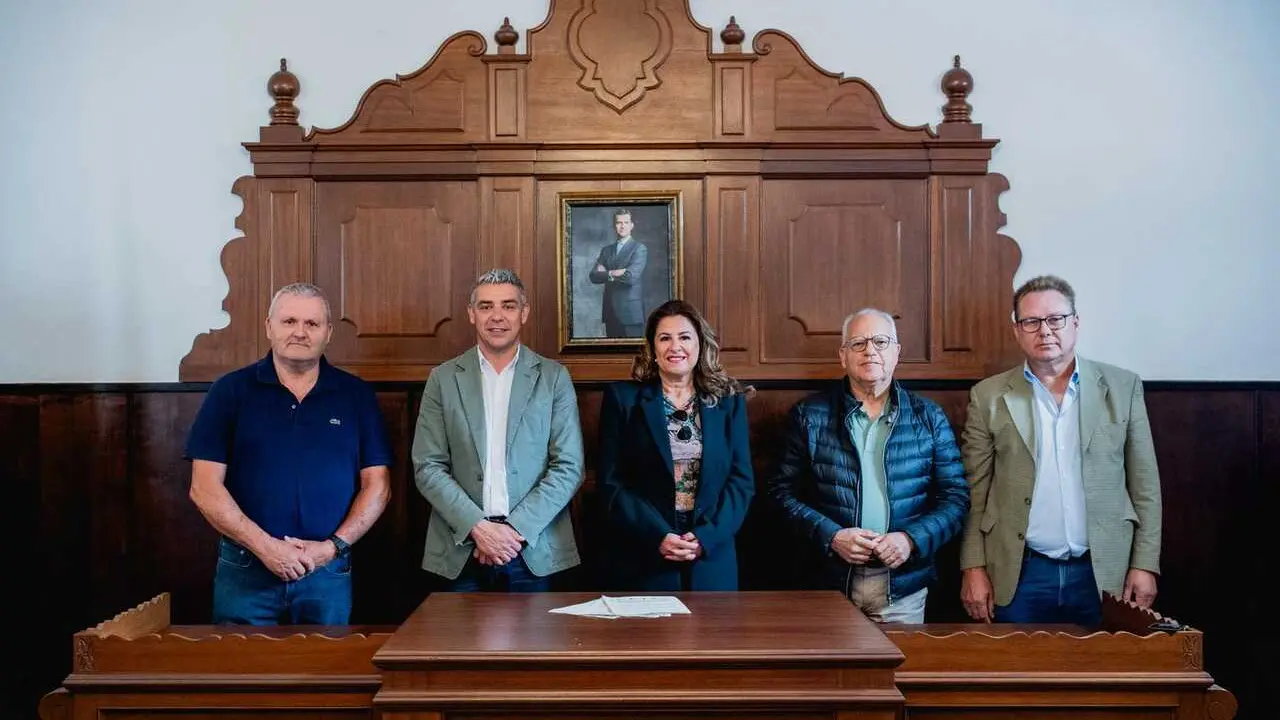 La alcaldesa de Hermigua, Solveida Clemente, junto a Curbelo y Quintero.