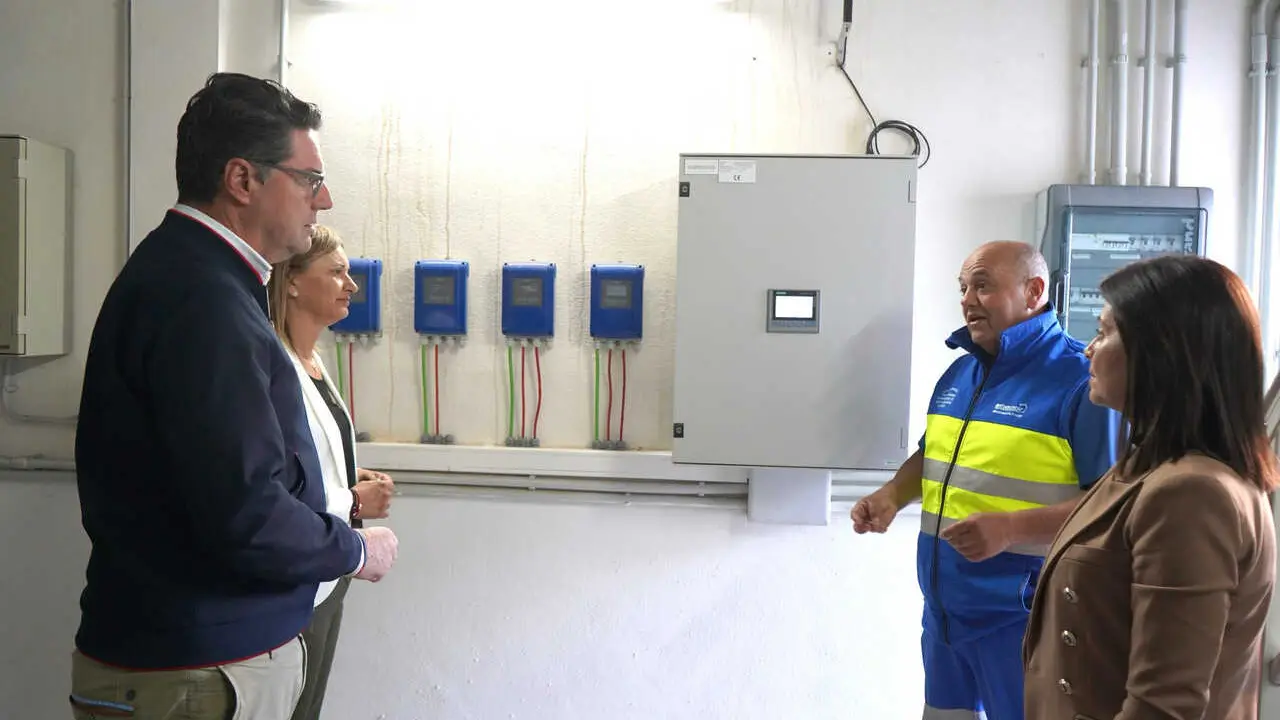 Alcalde, concejales y miembros de Entemanser en la visita a los nuevos grupos de presi&oacute;n del agua(1)