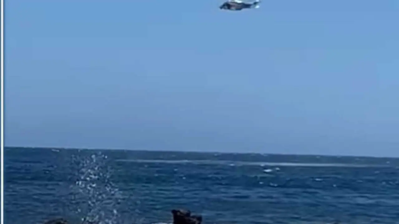 Un helic&oacute;ptero particip&oacute; en el operativo de rescate.