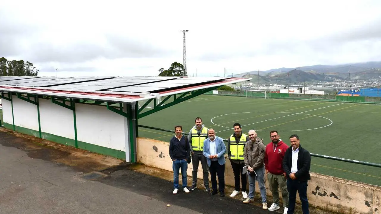 El alcalde, concejales y t&eacute;cnicos en el campo de f&uacute;tbol, junto a la visera.