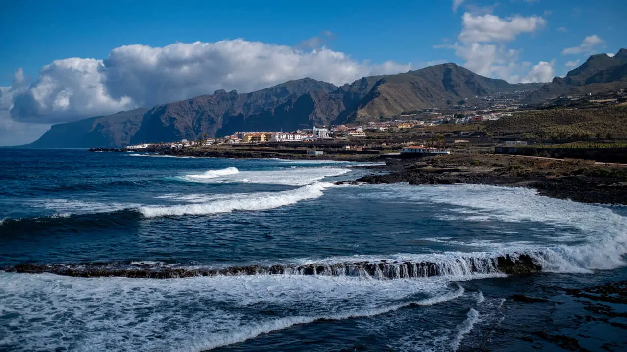 Punta Blanca, Guia de isora, Tenerife, Canary Islands, Spain.
The tourism projects &ldquo;Cuna del Alma&rdquo; in Adeje and &ldquo;Underwater Gardens&rdquo; in Punta Blanca are two examples of touristification in which the interests of private companies take precedence over the protection and restoration of natural areas of high ecological value, with the collusion of institutions, as Greenpeace denounces in its report &ldquo;Los otros Altri.&rdquo; These two projects would have serious environmental and social impacts on the Teno-Rasca Marine Strip Special Area of Conservation (SAC).
Punta Blanca, Gu&iacute;a de Isora, Tenerife, Islas Canarias, Espa&ntilde;a. 
Los proyectos tur&iacute;sticos Cuna del Alma, en Adeje, y Underwater Gardens, en Punta Blanca, son dos ejemplos de turistificaci&oacute;n en los que los intereses de empresas privadas se anteponen a la protecci&oacute;n y restauraci&oacute;n de espacios naturales de alto valor ecol&oacute;gico, con la connivencia de las instituciones, como denuncia Greenpeace en su informe &ldquo;Los otros Altri&rdquo;. Estos dos proyectos tendr&iacute;an graves impactos ambientales y sociales en la Zona Especial de Conservaci&oacute;n (ZEC) Franja Marina Teno-Rasca.