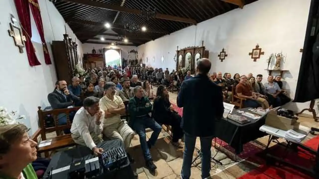 La ermita se qued&oacute; peque&ntilde;a ante tanta expectaci&oacute;n