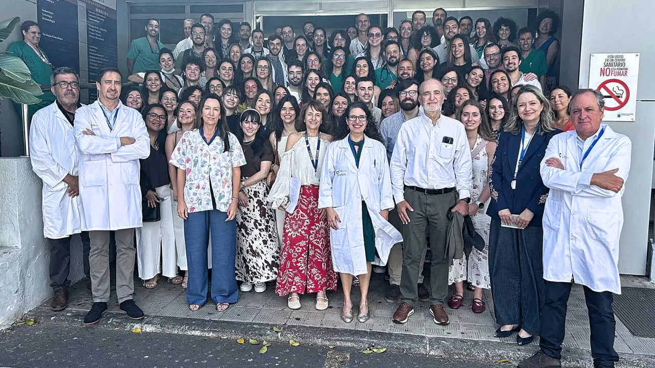 Foto de familia de los residentes con la Gerencia y sus tutores(1)