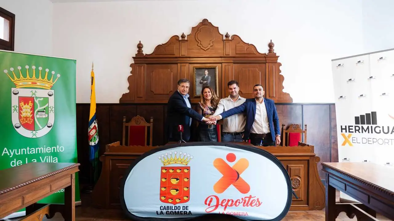 La presentaci&oacute;n tuvo lugar en el sal&oacute;n de Plenos del Ayuntamiento de Hermigua