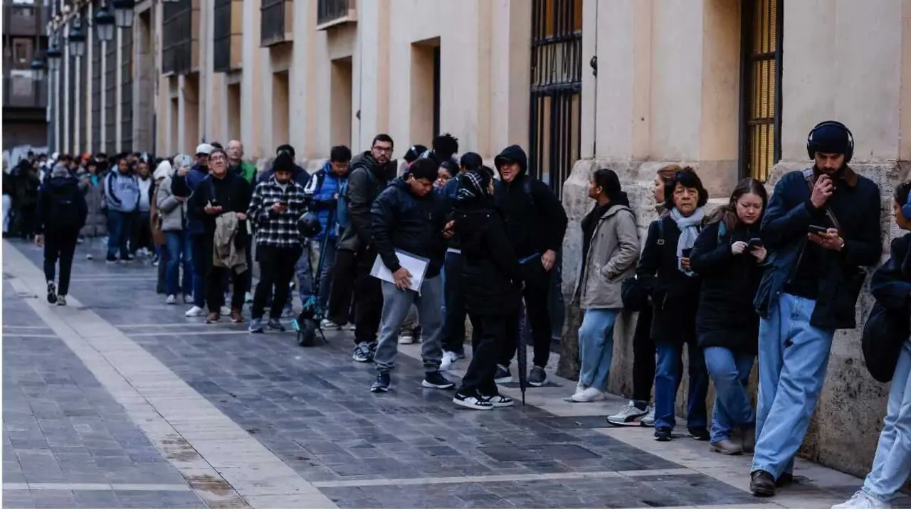 Una cl&aacute;sica cola de inmigrantes para solicitar los papeles necesraios para regularizar su situaci&oacute;n