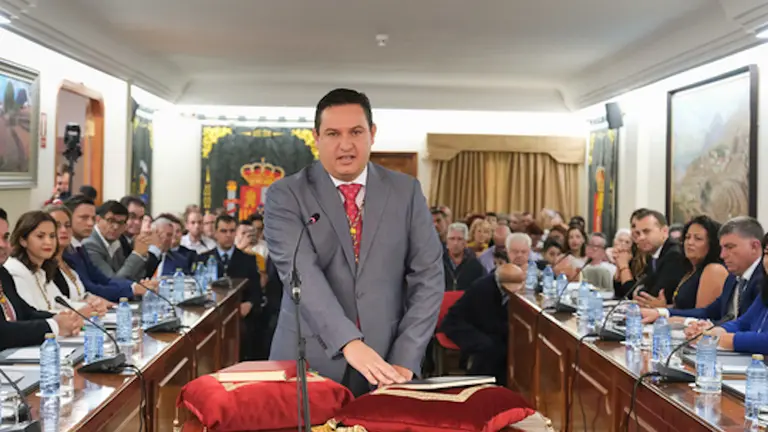 alcalde arona jose julian mena