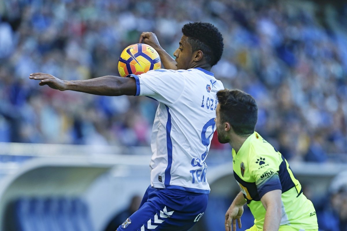 ESTADIO HELIODORO RODRIGUEZ LOPEZ. PARTIDO TENERIFE-ELCHE.
EN LA IMAGEN, LOZANO CONTROLA UN BALÓN.
/SANTIAGO FERRERO