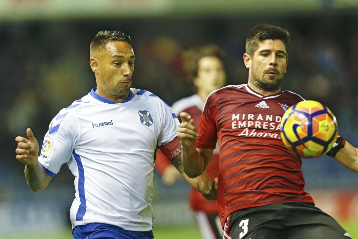 ESTADIO HELIODORO RODRIGUEZ LOPEZ. PARTIDO TENERIFE-MIRANDÉS.
EN LA IMAGEN, SUSO SANTANA Y KIJERA EN ACCIÓN.
/SANTIAGO FERRERO