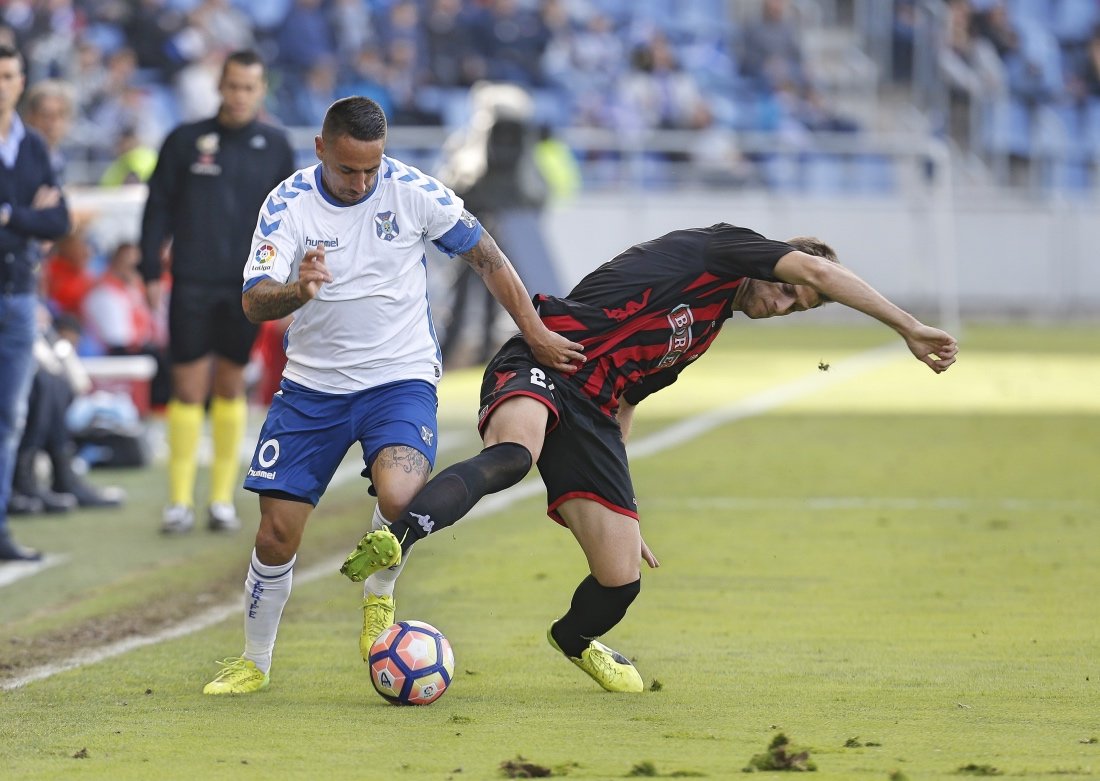 ESTADIO HELIODORO RODRIGUEZ LÓPEZ. PARTIDO TENERIFE-REUS.
EN LA IMAGEN, SUSO SANTAN Y MÁYOR EN ACCION.
/SANTIAGO FERRERO