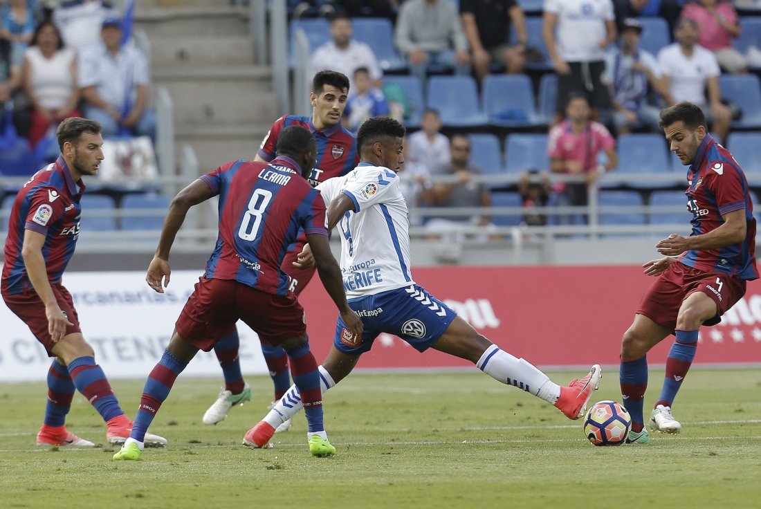 ESTADIO HELIODORO RODRIGUEZ LÓPEZ. PARTIDO TENERIFE-LEVANTE.
EN LA IMAGEN, LOZANO RODEADO DE JUGADORES DEL LEVANTE.
/SANTIAGO FERRERO