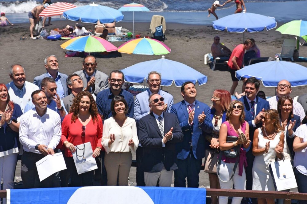 El consejero de Sanidad, durante el izado de la Bandera Azul en el sur de Tenerife_Fotor
