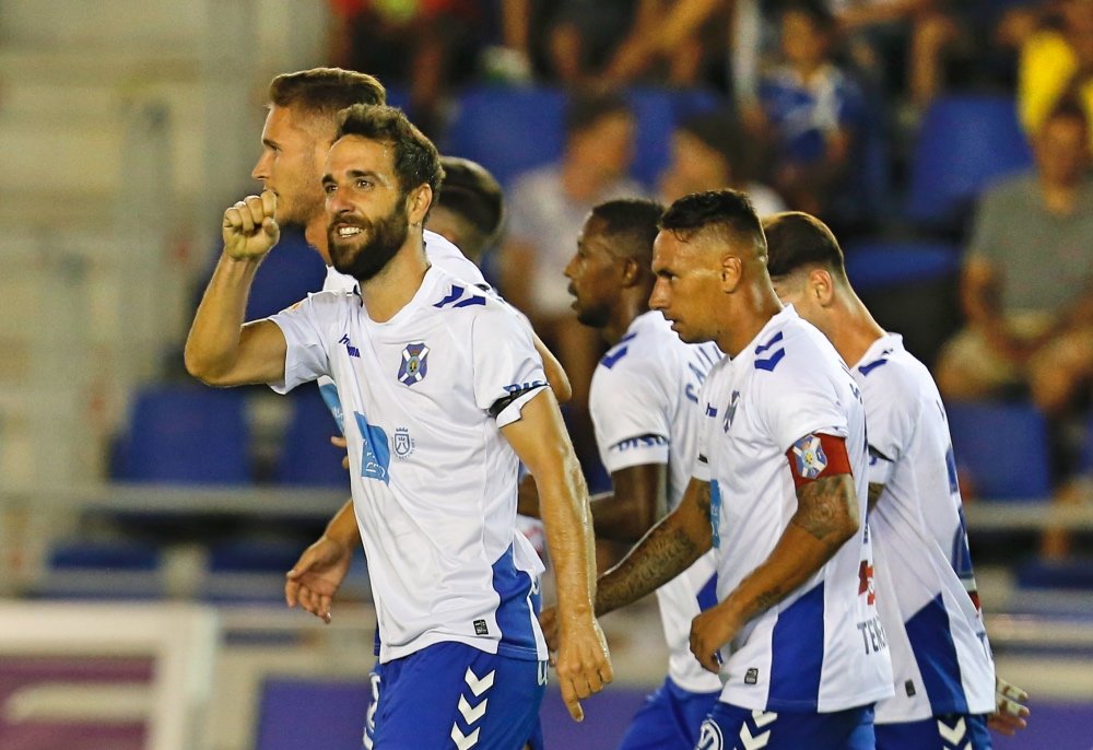 ESTADIO HELIODORO RODRÍGUEZ LÓPEZ.
PARTIDO TENERIFE-ZARAGOZA
EN LA IMAGEN, CARLOS RUIZ CELEBRA EL GOL DEL TENERIFE.
/SANTIAGO FERRERO