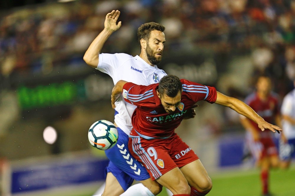 ESTADIO HELIODORO RODRÍGUEZ LÓPEZ.
PARTIDO TENERIFE-ZARAGOZA
EN LA IMAGEN, CARLOS RUIZ Y B. IGLESIAS EN ACCIÓN.
/SANTIAGO FERRERO