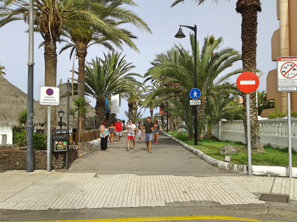 ACCESO EXPEDITO AL PASEO A LA ALTURA DE LA PLAYA DEL CAMISÓN