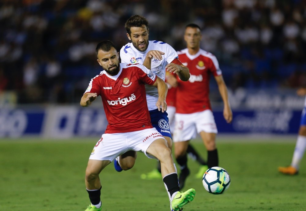 ESTADIO HELIODORO RODRÍGUEZ LÓPEZ.
PARTIDO TENERIFE-NÁSTIC.
EN LA IMAGEN, AITOR SANZ Y JAVI JIMENEZ EN ACCIÓN.
/SANTIAGO FERRERO