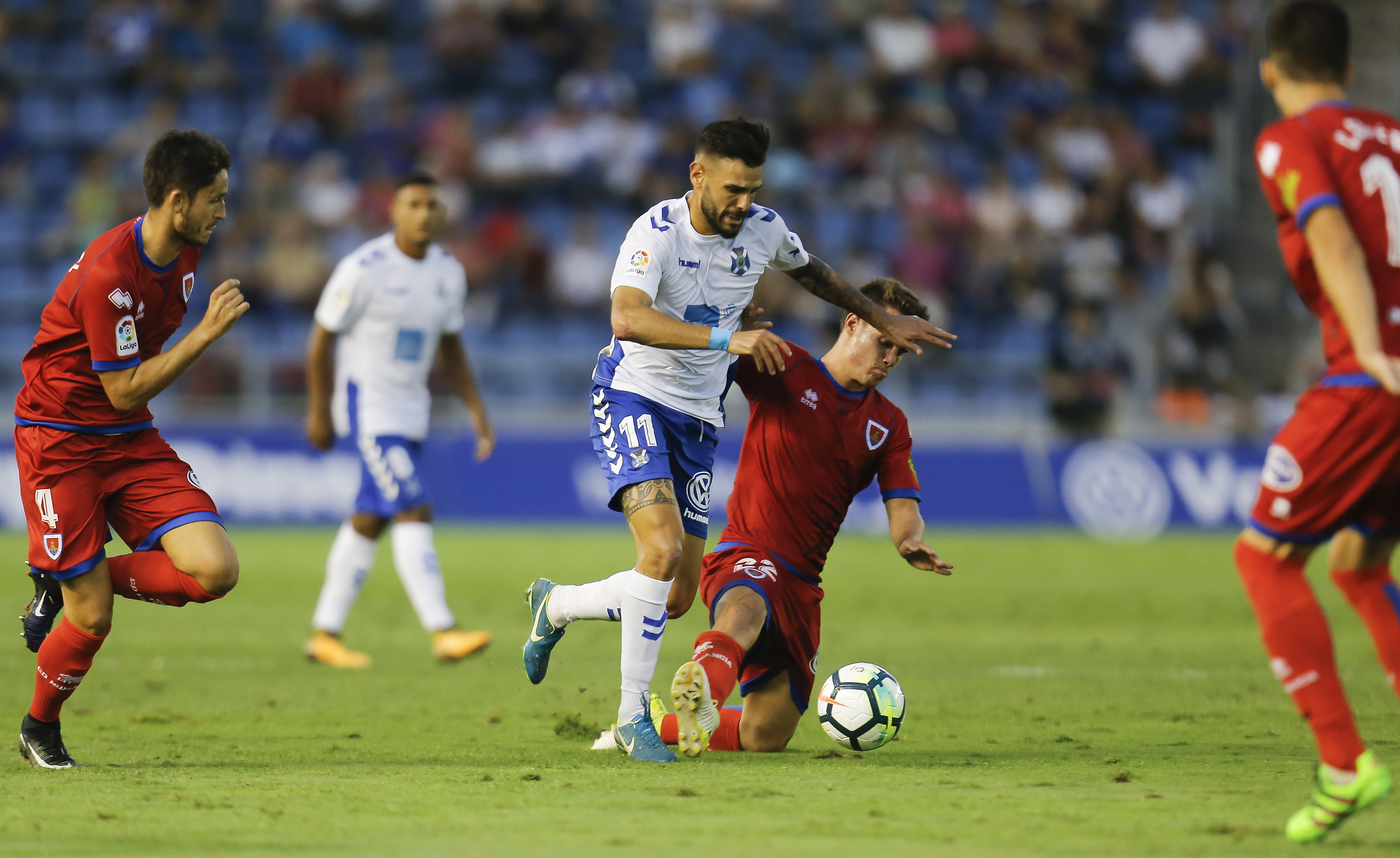 ESTADIO HELIODORO RODRÍGUEZ LÓPEZ.
PARTIDO TENERIFE-NUMANCIA.
EN LA IMAGEN, TAYRON INTENTA AVANZAR ANTE VARIOS JUGADORES DEL NUMANCIA.
/SANTIAGO FERRERO