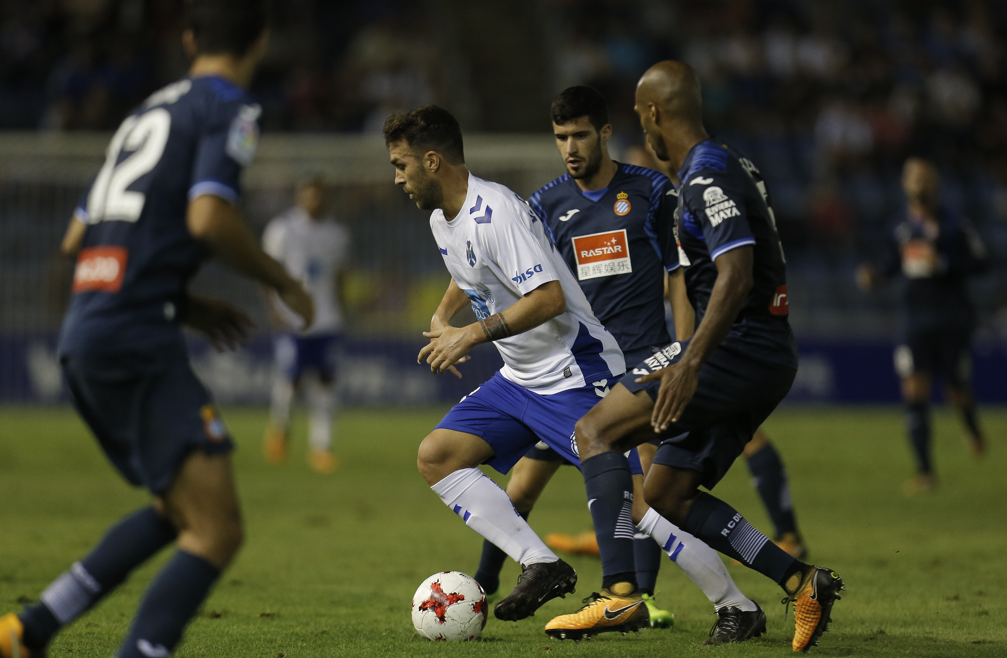 ESTADIO HELIODORO RODRÍGUEZ LÓPEZ. JORNADA 4 COPA DEL REY.
PARTIDO TENERIFE-ESPAÑOL.
EN LA IMAGEN, CASADESÚS SE LLEVA EL BALÓN ANTE VARIOS JUGADORES DEL ESPAÑOL
/SANTIAGO FERRERO