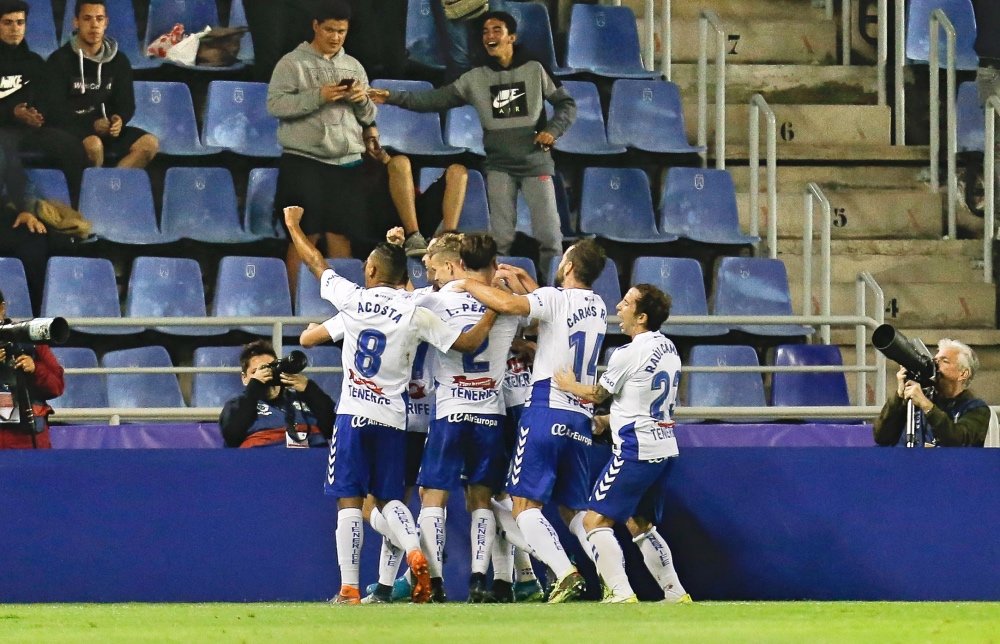 ESTADIO HELIODORO RODRÍGUEZ LÓPEZ.
PARTIDO TENERIFE-LUGO
EN LA IMAGEN, LOS JUGADORES DEL TENERIFE CELEBRAN EL GOL DE JUAN VILLAR..
/SANTIAGO FERRERO