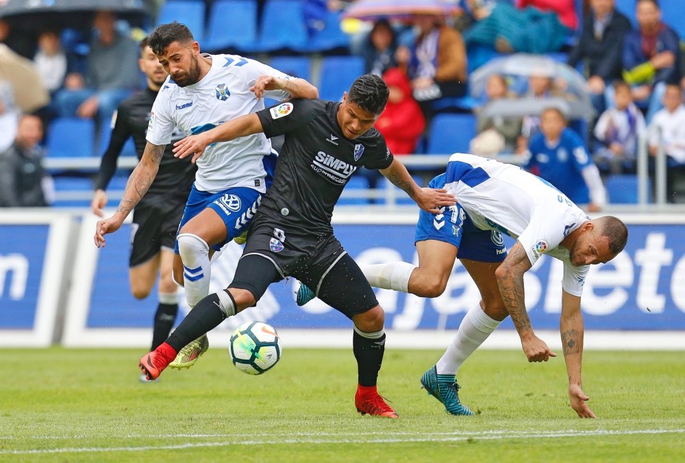 ESTADIO HELIODORO RODRÍGUEZ LÓPEZ.
PARTIDO TENERIFE-HUESCA.
EN LA IMAGEN, ALBERTO Y AVELDAÑO PELEAN UN BALÓN CON CUCHO.
/SANTIAGO FERRERO