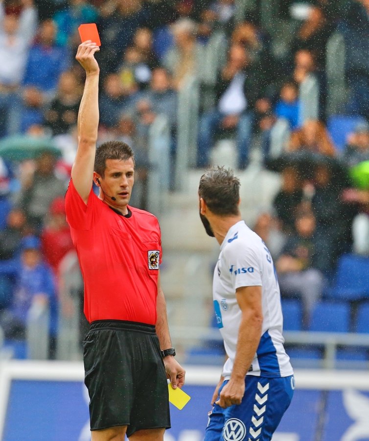 ESTADIO HELIODORO RODRÍGUEZ LÓPEZ.
PARTIDO TENERIFE-HUESCA.
EN LA IMAGEN, LA EXPULSIÓN DE CARLOS RUIZ.
/SANTIAGO FERRERO