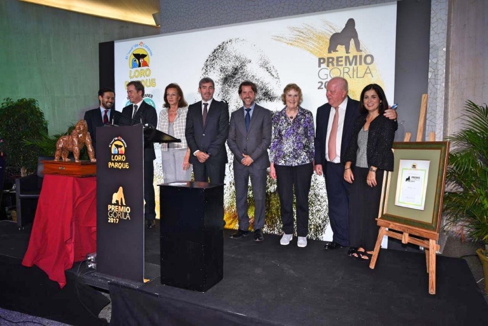 loro_parque_entrega_premio_gorila_2017_a_rosemary_low (1)_Fotor