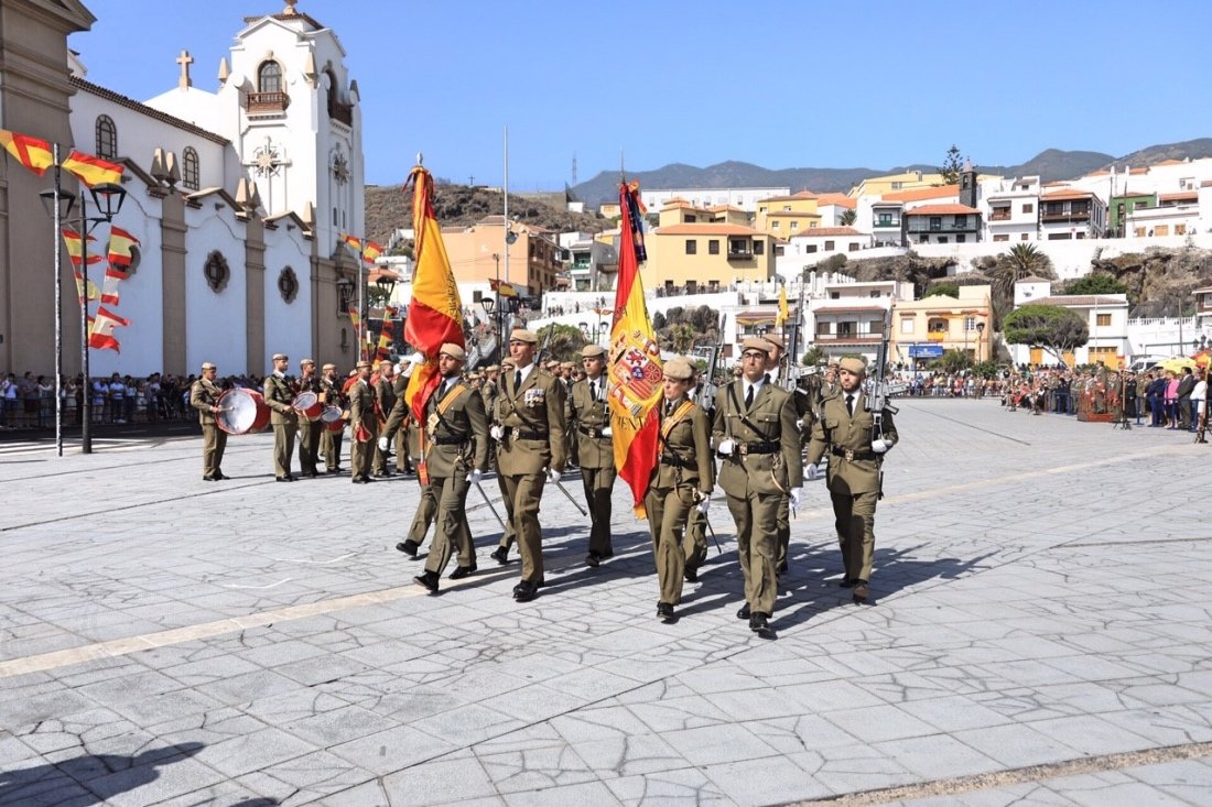 enseñas nacionales RI 49 y RACA 93_Fotor