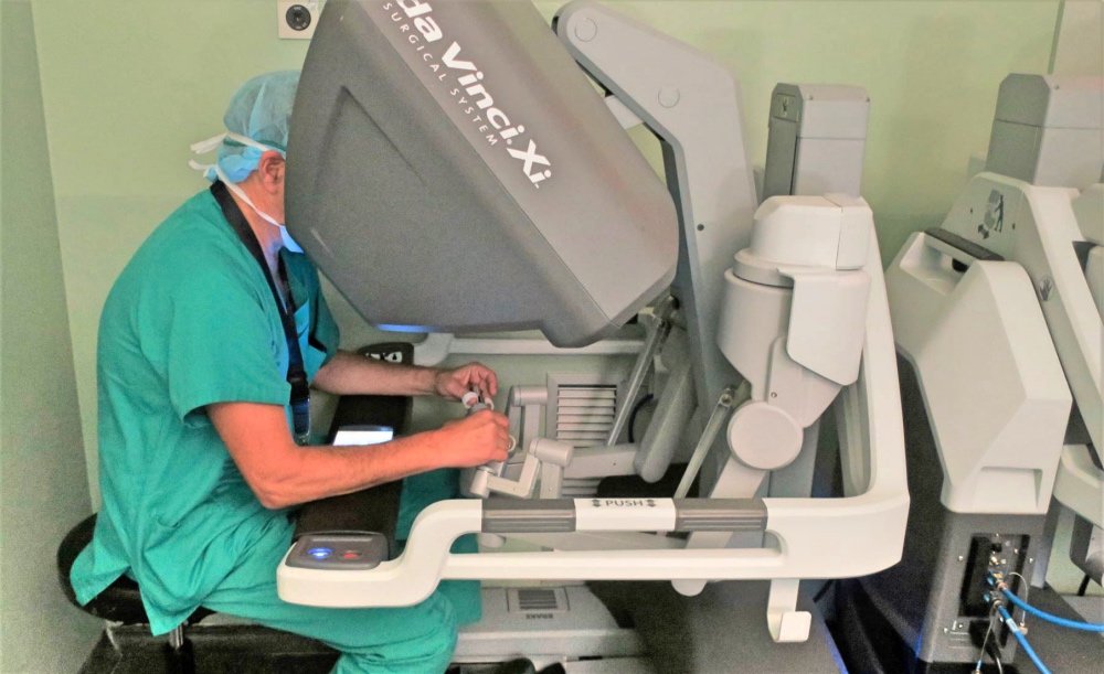 FOTO 3 Desde una consola, el cirujano maneja los brazos del robot para realizar la cirugía suprarrenal en La Candelaria_Fotor