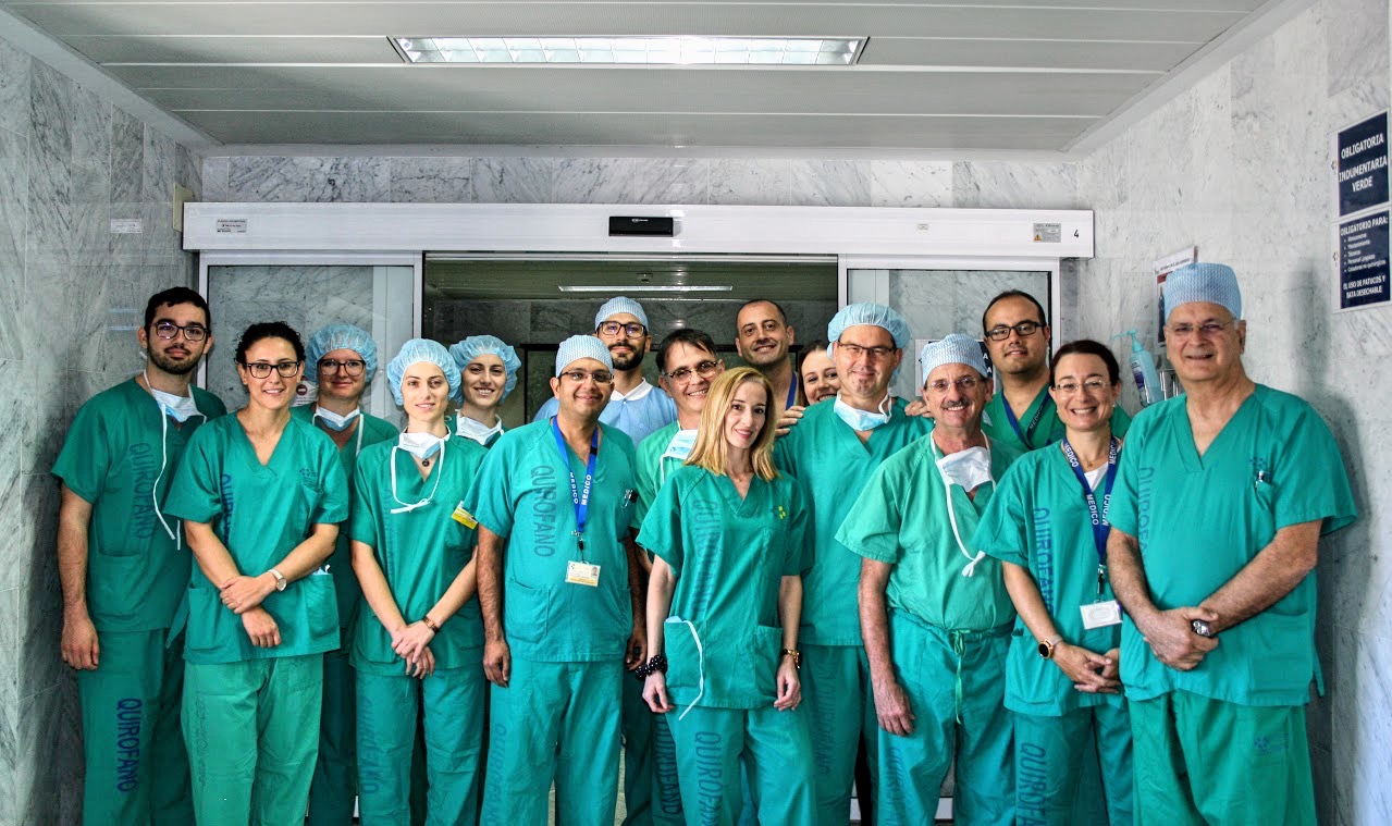 FOTO Asistentes y organizadores de las jornadas en el Hospital Universitario Nuestra Señora de Candelaria, tras la finalización de una sesión práctica_Fotor