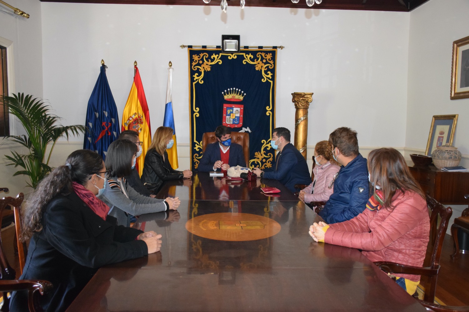 El Alcalde y miembros del grupo de gobierno junto al representante de la asociación _Fotor