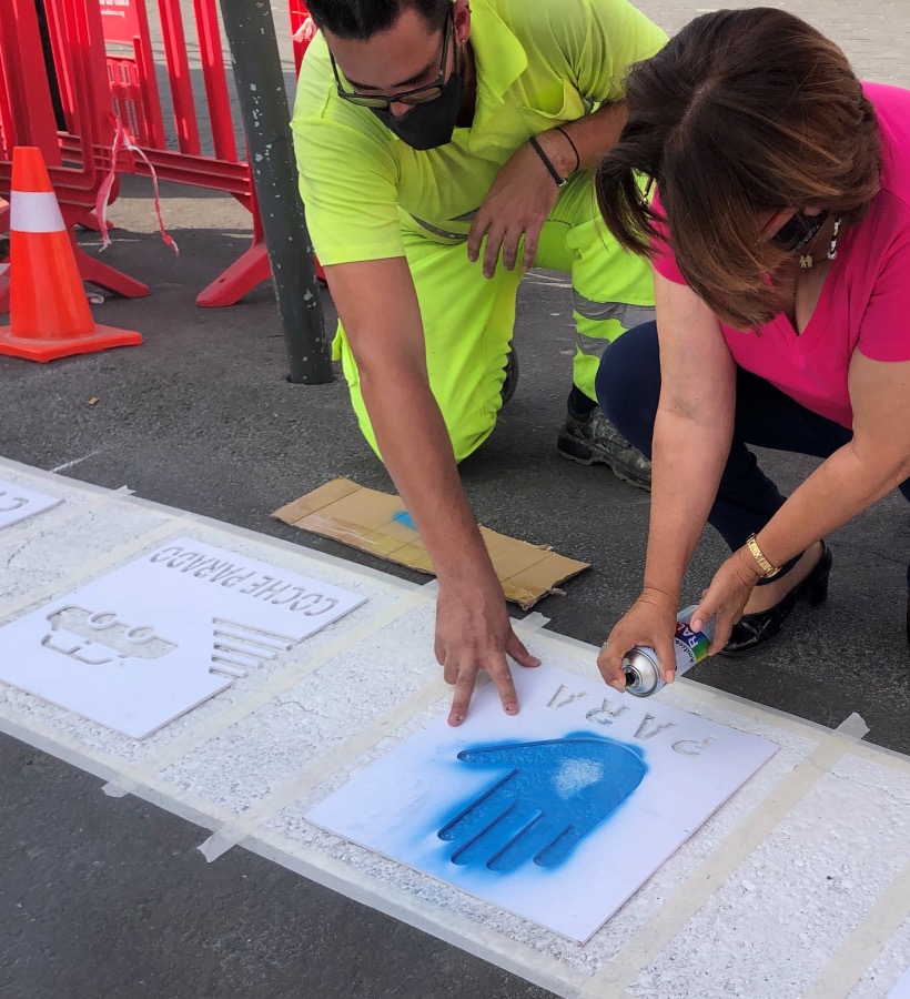 Alcaldesa pintando paso peatones inclusivo(1)