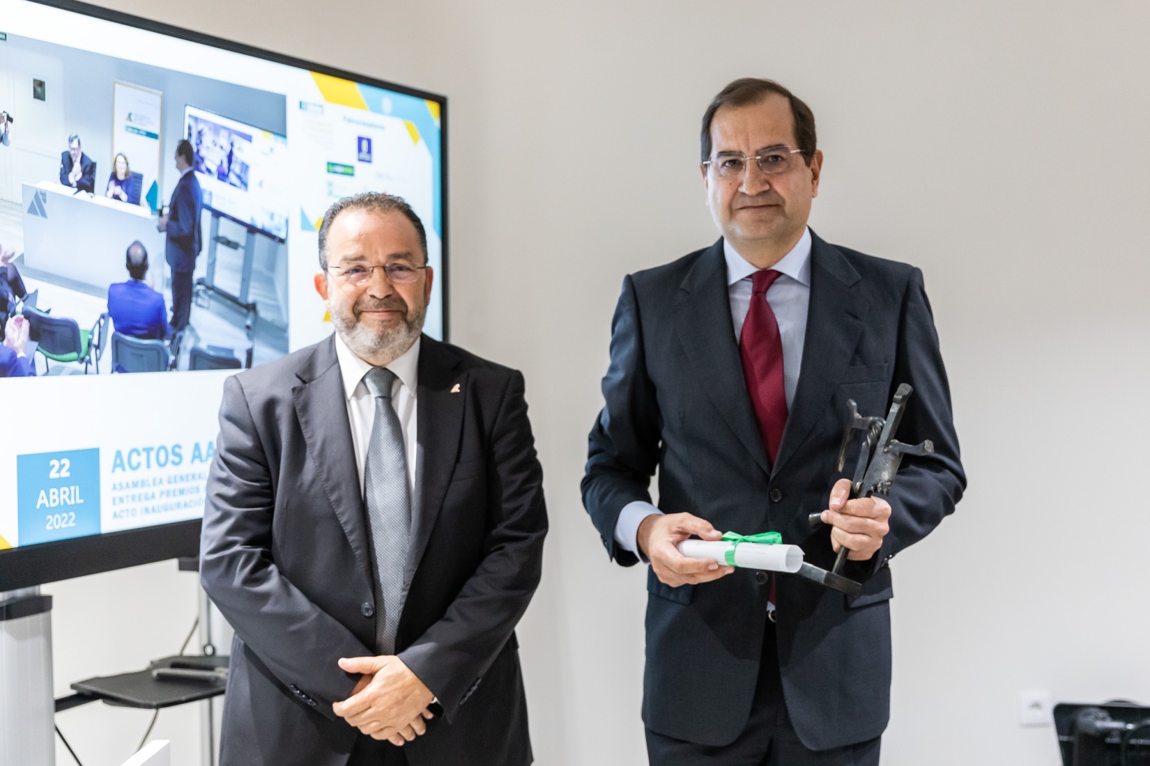 El presidente de la AAFC entrega el premio a Carlos Mariano Martín(1)