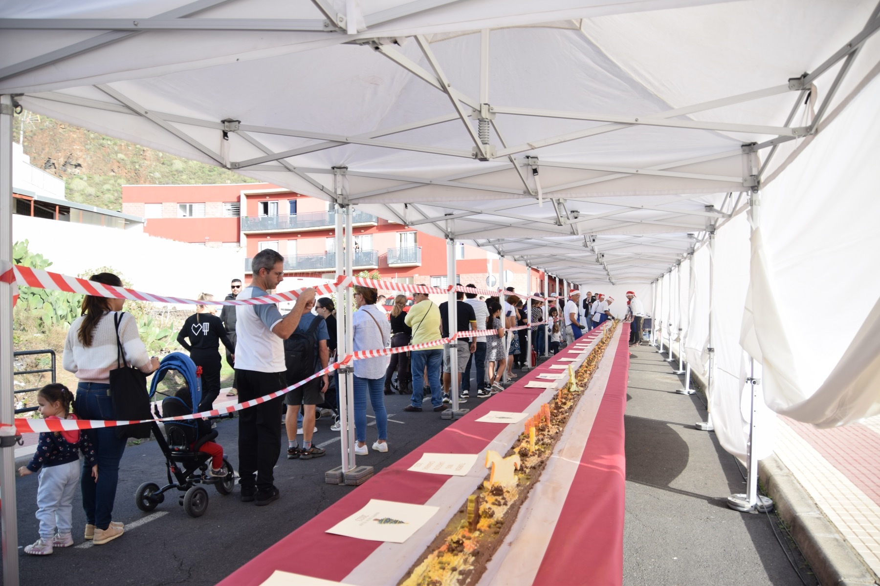 Fotos en cola para probar el turrón más grande de Canarias(1)