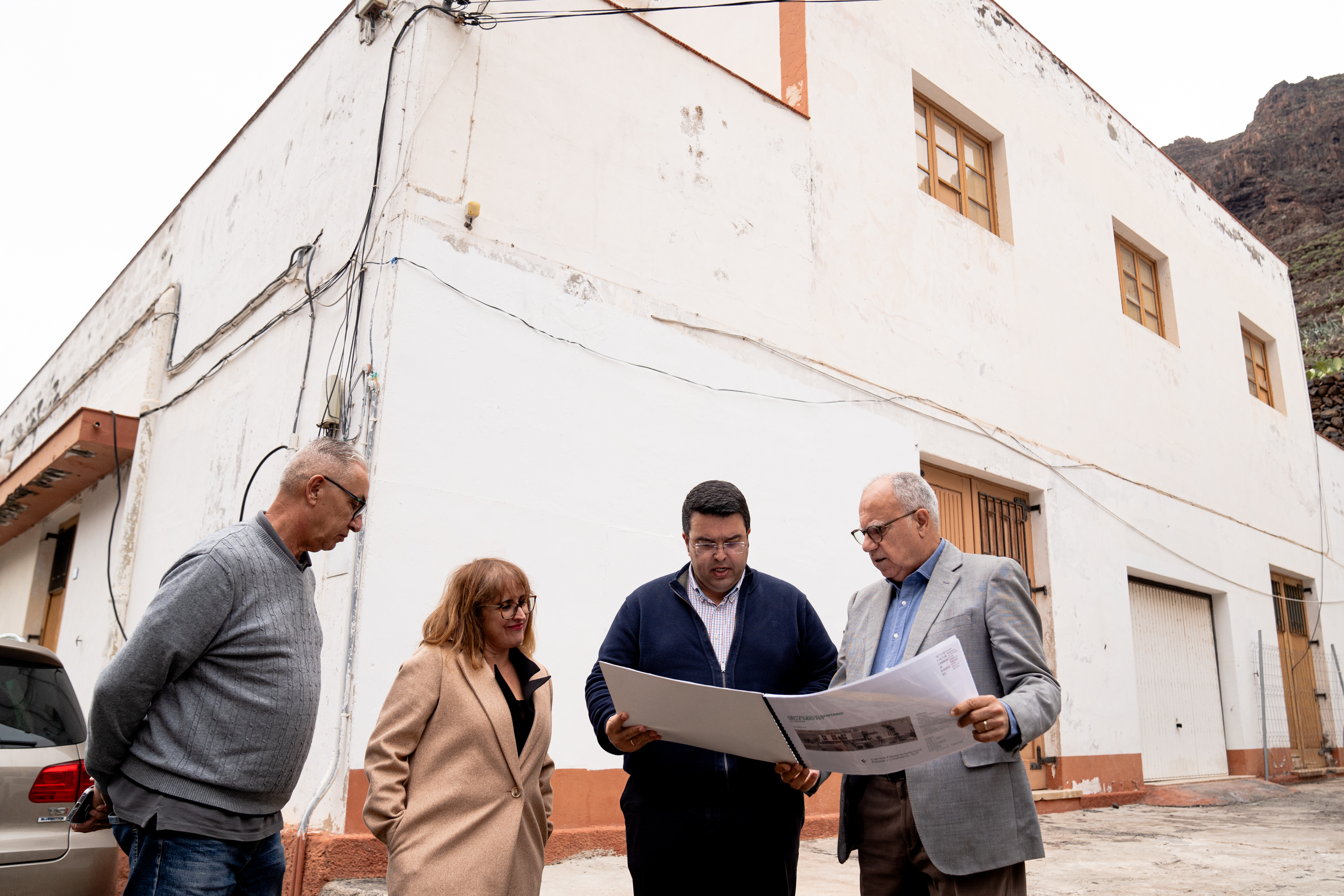 200225 Casimiro Curbelo, presidente del Cabildo de La Gomera, y Borja Barroso, alcalde de Valle Gran Rey, junto a representantes insulares, frente al edificio objeto de las obras
